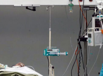 Healthcare provider checks in on patient in Lebanon. (Al-Fanar Media)