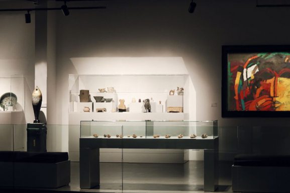 Picture showing paintings, sculptures, and pottery at the Nabu Museum. (Laudy Issa)