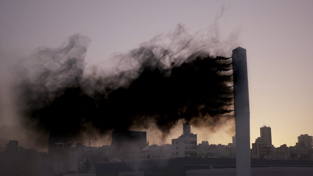 عمل فني على شكل عَلم مصنوع من الدخان الأسود. تم تركيبه من قبل "ائتلاف إدارة النفايات" بالقرب من موقع مقرر أن تقام فيه محرقة جديدة للنفايات في بيروت.