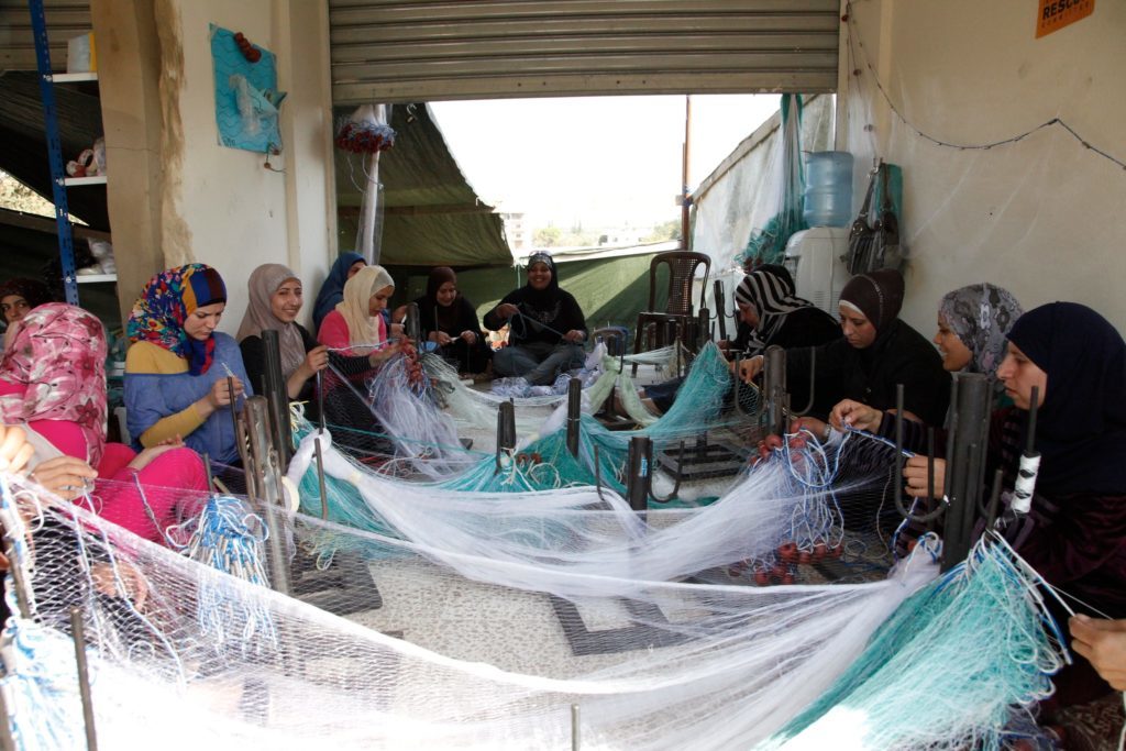 اللاجئات السوريات والنساء اللبنانيات يتعلمن صنع شباك الصيد لتحسين فرص عملهن. (وزارة التنمية الدولية بالمملكة المتحدة | فليكر)