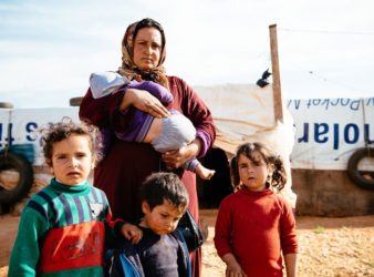 "عدنا للعيش على الأساسيات،" قالت مريم ل"ميرسي كوربس" عن العيش في لبنان مع أسرتها كلاجئين. (Mercy Corps)