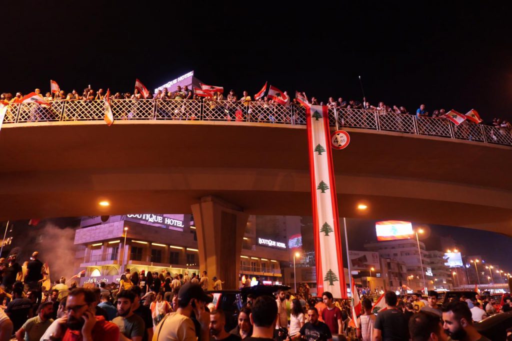 Jal El Dib bridge being reclaimed but citizens looking to get a better view of the protests beneath. (Sophie Akoury). | Public space article