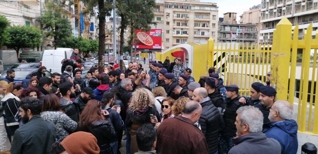 Protesters demonstrate in front of the Electricite Du Liban building in Mar Mikhael on January 9, 2019. (PHOTO: Twitter / @akhbaralsaha) EDL