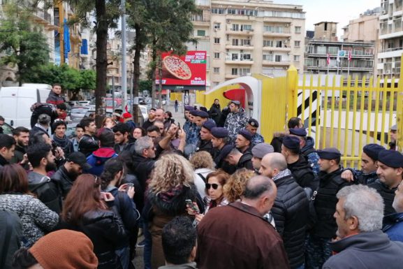 Protesters demonstrate in front of the Electricite Du Liban building in Mar Mikhael on January 9, 2019. (PHOTO: Twitter / @akhbaralsaha) EDL