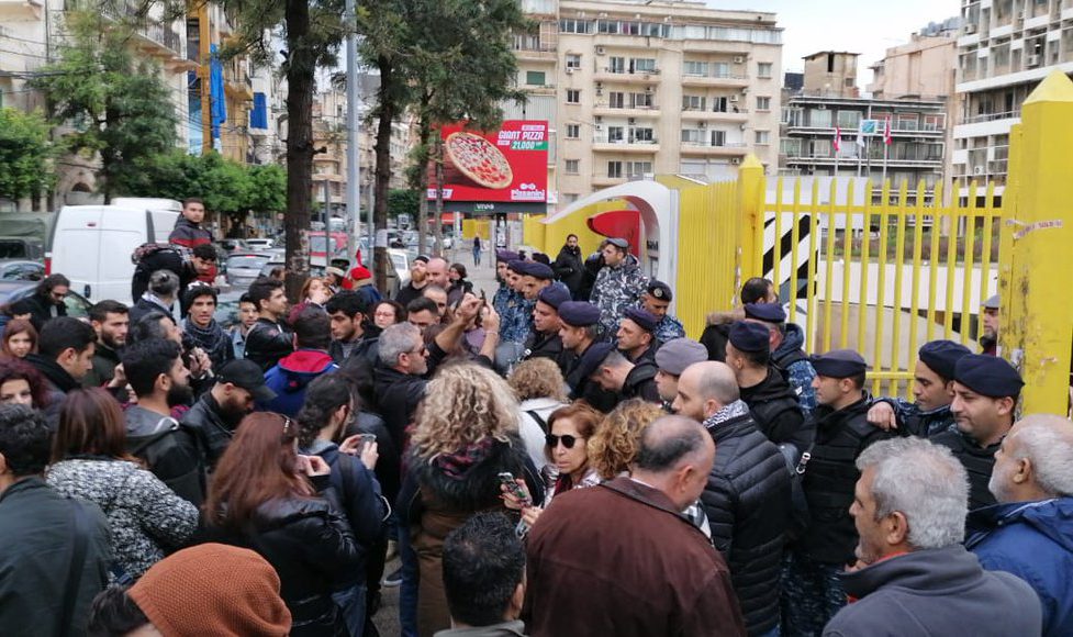 Protesters demonstrate in front of the Electricite Du Liban building in Mar Mikhael on January 9, 2019. (PHOTO: Twitter / @akhbaralsaha) EDL