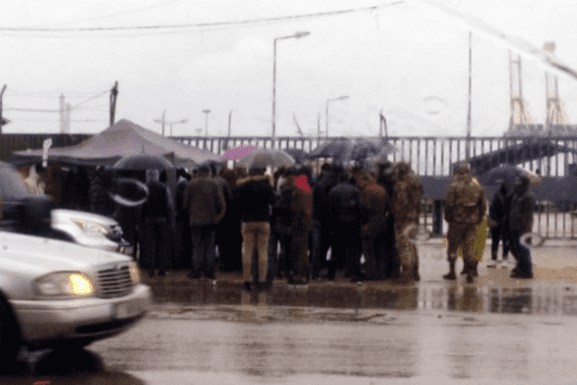 Protesters gather outside the port of Tripoli on Thursday, January 2. (NNA) Ports article