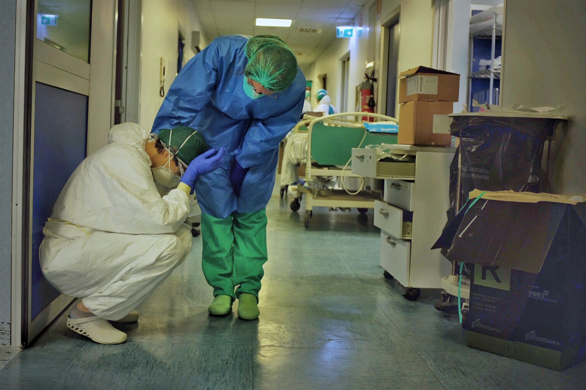 Two intensive care professionals comfort each other in the ICU of a hospital in Cremona, Italy , on Friday, March 13, 2020. (Photo: Paolo Miranda / NBC News) - Italian doctors article