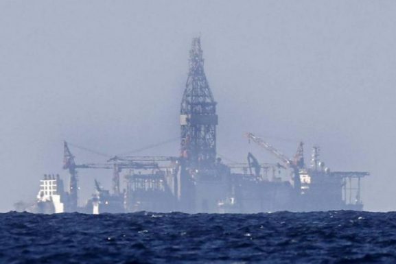 بدأت الحفارة Tungsten Explorer المملوكة من شركة Vantage Drilling الأميركية والمستأجرة من قبل شركة توتال بعملية الإستكشاف في المياه اللبنانية. (AP / Hussein Malla) مقال عن النفط والغاز