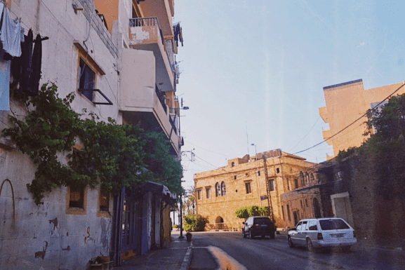 في طرابلس الميناء… خط رفيع يفصل أغنياء المدينة في قصورهم وفقرائها في ”أكواخهم“ (الصورة: ليان مسلم)