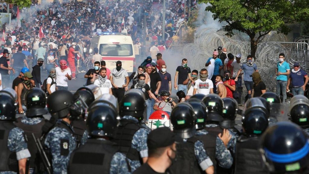Sectarian support as Lebanon's public health crisis / Clashes in Beirut on June 6, 2020 (Photo: Reuters / Aziz Taher)