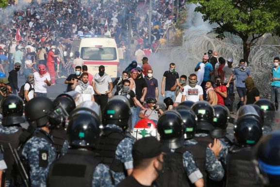 Sectarian support as Lebanon's public health crisis / Clashes in Beirut on June 6, 2020 (Photo: Reuters / Aziz Taher)