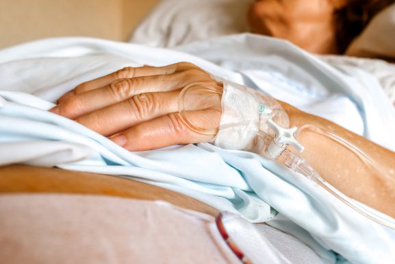 Text: أمننا الصحي في خطر.. لا علاجات سوى للحالات الحرجة