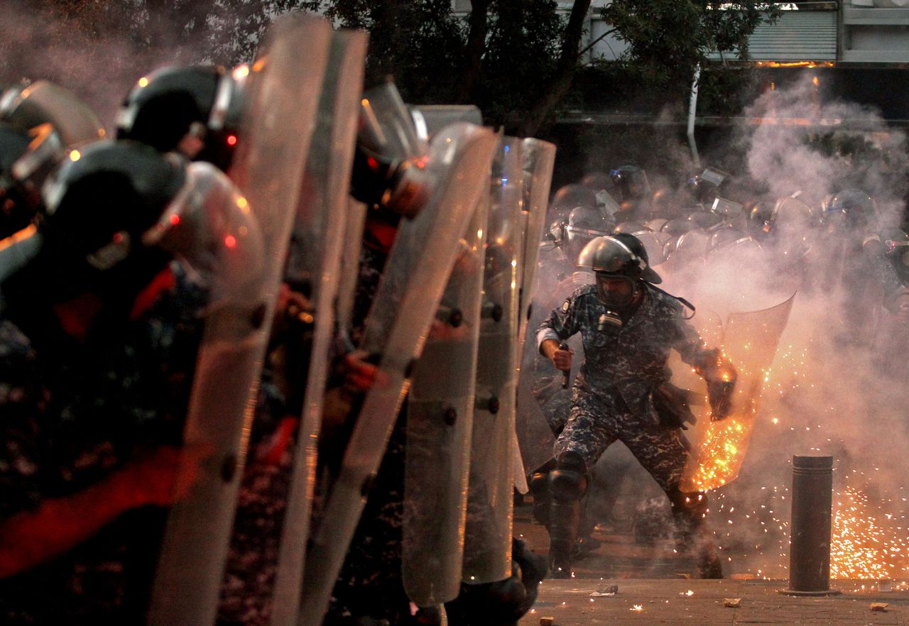 (Photo: Boston Globe via Ibrahim Amro / AFP / Getty Images) Violent security forces and protesters after Beirut blast