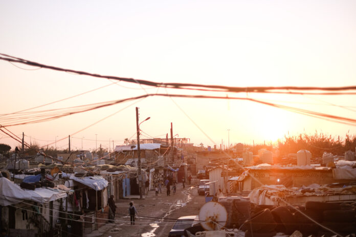 LEBANON - THE SUN SETS OVER THE HAY EL TANAK SLUM The sun sets over Hay el Tanak, Tripoli. February 1, 2021. Photo: Victoria C. Werling / victoriawerling.com